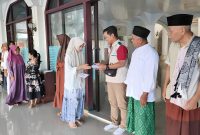 PLN UIW NTB melalui YBM PLN terus menghadirkan manfaat nyata bagi masyarakat dengan menyalurkan santunan dan menebar harapan bagi anak-anak yatim di Lombok Timur.(Dok.PLN)