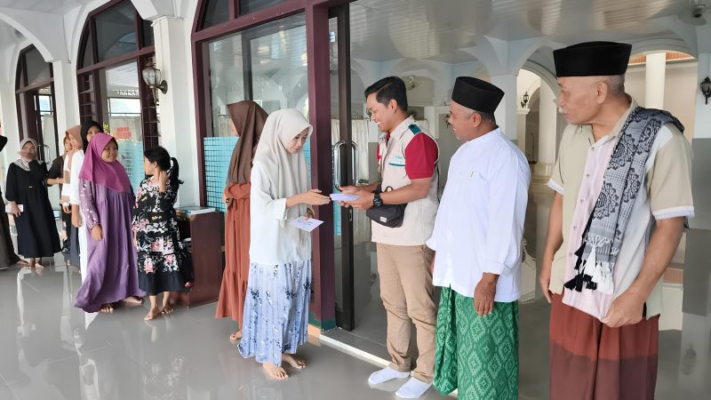 PLN UIW NTB melalui YBM PLN terus menghadirkan manfaat nyata bagi masyarakat dengan menyalurkan santunan dan menebar harapan bagi anak-anak yatim di Lombok Timur.(Dok.PLN)