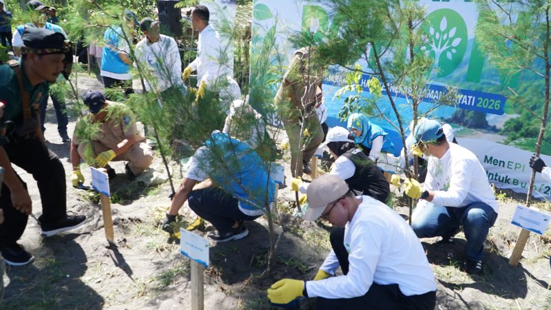 PLN bersama pemerintah daerah dan stakeholder melakukan penanaman 2.500 pohon di kawasan Pantai Induk, Gerung, Lombok Barat, sebagai upaya menjaga kelestarian pesisir dan mencegah abrasi.(Dok.PLN)