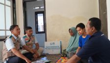 PLN UIW NTB bersama YBM PLN menyerahkan bantuan rumah layak huni kepada warga prasejahtera di Karang Buyuk, Ampenan Selatan, Selasa (12/5).(Dok.PLN)