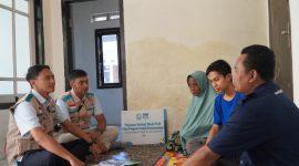 PLN UIW NTB bersama YBM PLN menyerahkan bantuan rumah layak huni kepada warga prasejahtera di Karang Buyuk, Ampenan Selatan, Selasa (12/5).(Dok.PLN)