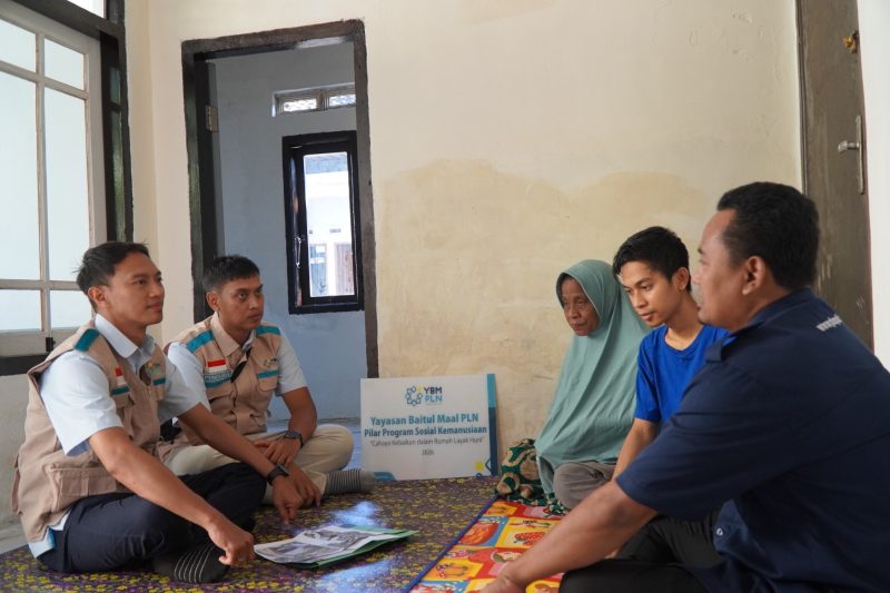 PLN UIW NTB bersama YBM PLN menyerahkan bantuan rumah layak huni kepada warga prasejahtera di Karang Buyuk, Ampenan Selatan, Selasa (12/5).(Dok.PLN)