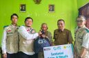 Manager PLN UP3 Mataram bersama jajaran YBM PLN menyerahkan bantuan santunan kepada warga dhuafa di Desa Tempos, Lombok Barat, Senin (11/5).(Dok.PLN)