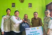 Manager PLN UP3 Mataram bersama jajaran YBM PLN menyerahkan bantuan santunan kepada warga dhuafa di Desa Tempos, Lombok Barat, Senin (11/5).(Dok.PLN)