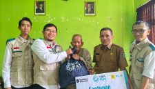 Manager PLN UP3 Mataram bersama jajaran YBM PLN menyerahkan bantuan santunan kepada warga dhuafa di Desa Tempos, Lombok Barat, Senin (11/5).(Dok.PLN)