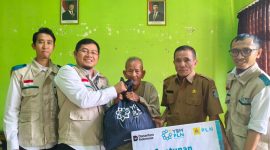 Manager PLN UP3 Mataram bersama jajaran YBM PLN menyerahkan bantuan santunan kepada warga dhuafa di Desa Tempos, Lombok Barat, Senin (11/5).(Dok.PLN)