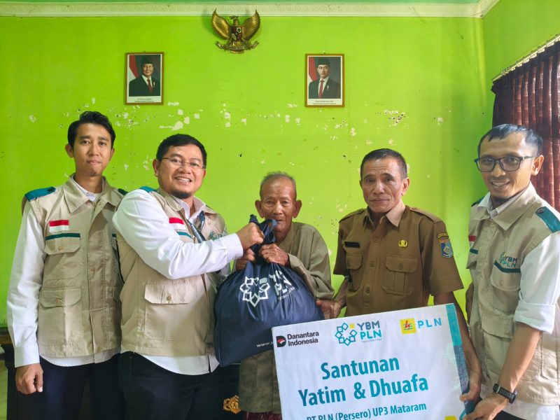 Manager PLN UP3 Mataram bersama jajaran YBM PLN menyerahkan bantuan santunan kepada warga dhuafa di Desa Tempos, Lombok Barat, Senin (11/5).(Dok.PLN)