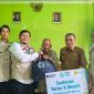 Manager PLN UP3 Mataram bersama jajaran YBM PLN menyerahkan bantuan santunan kepada warga dhuafa di Desa Tempos, Lombok Barat, Senin (11/5).(Dok.PLN)