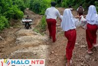 Kondisi jalan rusak parah di Dusun Medang menuju Teluk Gok, Desa Sekotong Barat, Lombok Barat, yang dikeluhkan warga karena menghambat akses pendidikan, kesehatan, dan ekonomi.(Foto.Istimewa)