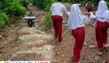 Kondisi jalan rusak parah di Dusun Medang menuju Teluk Gok, Desa Sekotong Barat, Lombok Barat, yang dikeluhkan warga karena menghambat akses pendidikan, kesehatan, dan ekonomi.(Foto.Istimewa)