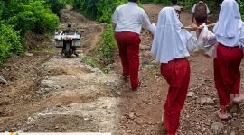 Kondisi jalan rusak parah di Dusun Medang menuju Teluk Gok, Desa Sekotong Barat, Lombok Barat, yang dikeluhkan warga karena menghambat akses pendidikan, kesehatan, dan ekonomi.(Foto.Istimewa)