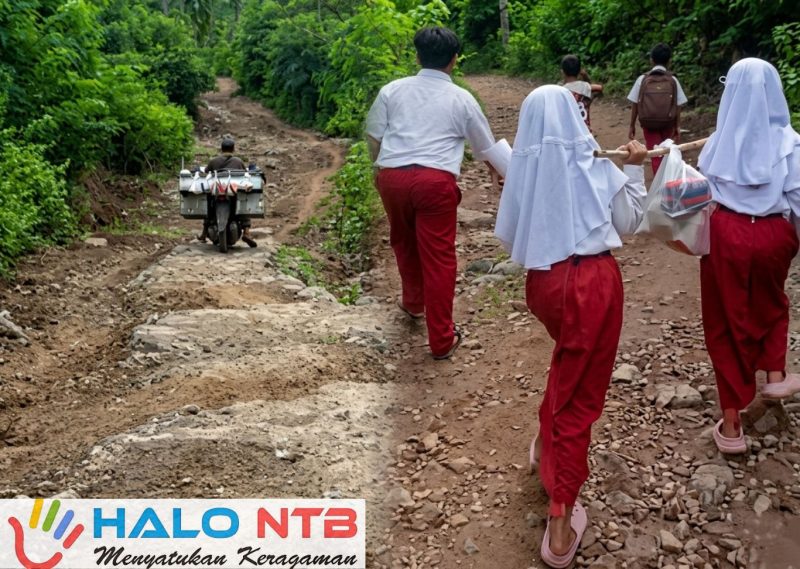 Kondisi jalan rusak parah di Dusun Medang menuju Teluk Gok, Desa Sekotong Barat, Lombok Barat, yang dikeluhkan warga karena menghambat akses pendidikan, kesehatan, dan ekonomi.(Foto.Istimewa)
