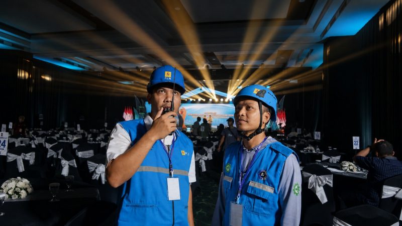 Petugas PLN UIW NTB memastikan seluruh sistem kelistrikan dalam kondisi optimal untuk mendukung suksesnya kegiatan Arahan dan Dialog bersama Menko Polkam dan Mendagri.(Dok.PLN)