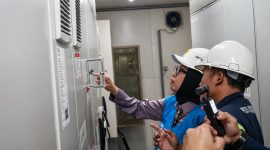 Rombongan Kementerian ESDM dan PLN UIW NTB melakukan pengecekan fasilitas dan sistem operasional PLTS Sengkol guna memastikan optimalisasi pemanfaatan energi surya untuk mendukung kelistrikan ramah lingkungan di NTB.(Dok.PLN)