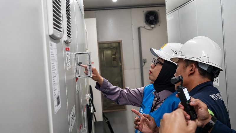Rombongan Kementerian ESDM dan PLN UIW NTB melakukan pengecekan fasilitas dan sistem operasional PLTS Sengkol guna memastikan optimalisasi pemanfaatan energi surya untuk mendukung kelistrikan ramah lingkungan di NTB.(Dok.PLN)