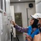Rombongan Kementerian ESDM dan PLN UIW NTB melakukan pengecekan fasilitas dan sistem operasional PLTS Sengkol guna memastikan optimalisasi pemanfaatan energi surya untuk mendukung kelistrikan ramah lingkungan di NTB.(Dok.PLN)