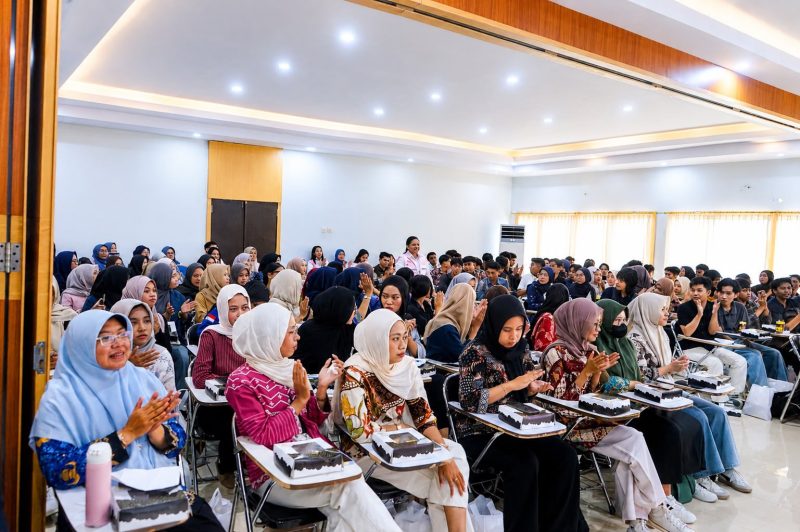 Srikandi PLN UIW NTB saat menggelar kegiatan “Srikandi Movement Goes to Campus” di Universitas Mataram yang diikuti ratusan mahasiswa.(Dok.PLN)