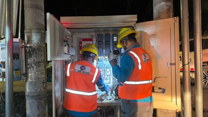 Petugas PLN UIW NTB melakukan pengecekan jaringan dan sistem kelistrikan guna memastikan pasokan listrik tetap andal menjelang perayaan Idul Adha 1447 Hijriah/2026.(Dok.PLN)