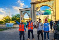 Petugas PLN UIW NTB bersama aparat keamanan melakukan pemantauan dan pengamanan pasokan listrik di kawasan masjid saat pelaksanaan Salat Iduladha 1447 Hijriah di NTB.(Dok.PLN)