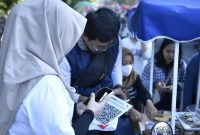 Implementasi QRIS Cross Border Bank NTB Syariah mempermudah wisatawan asing bertransaksi cepat, aman, dan praktis di berbagai merchant lokal.(Dok.Bank NTB Syariah)