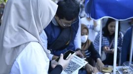 Implementasi QRIS Cross Border Bank NTB Syariah mempermudah wisatawan asing bertransaksi cepat, aman, dan praktis di berbagai merchant lokal.(Dok.Bank NTB Syariah)