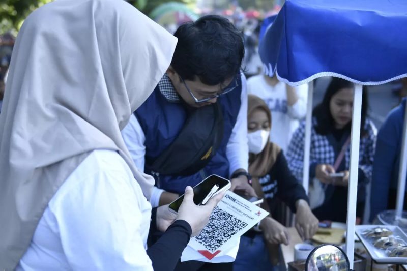 Implementasi QRIS Cross Border Bank NTB Syariah mempermudah wisatawan asing bertransaksi cepat, aman, dan praktis di berbagai merchant lokal.(Dok.Bank NTB Syariah)