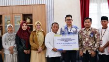 Pimpinan PT Taspen (Persero) Cabang Mataram bersama Bank NTB Syariah menyerahkan hak pensiun secara simbolis kepada pejabat purna tugas sebagai bentuk apresiasi atas pengabdian kepada masyarakat dan daerah.(Dok.Bank NTB Syariah)