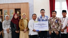Pimpinan PT Taspen (Persero) Cabang Mataram bersama Bank NTB Syariah menyerahkan hak pensiun secara simbolis kepada pejabat purna tugas sebagai bentuk apresiasi atas pengabdian kepada masyarakat dan daerah.(Dok.Bank NTB Syariah)