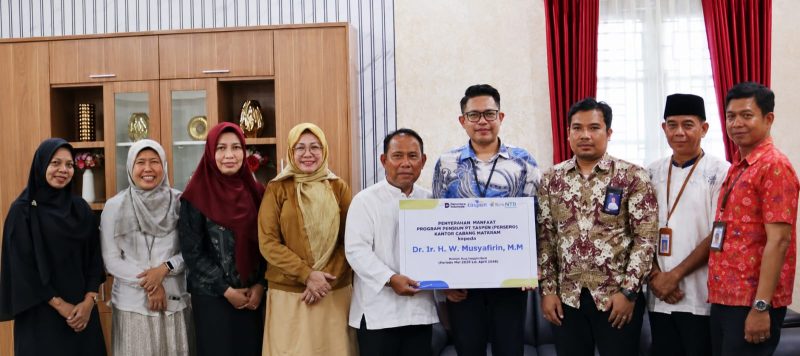 Pimpinan PT Taspen (Persero) Cabang Mataram bersama Bank NTB Syariah menyerahkan hak pensiun secara simbolis kepada pejabat purna tugas sebagai bentuk apresiasi atas pengabdian kepada masyarakat dan daerah.(Dok.Bank NTB Syariah)