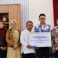 Pimpinan PT Taspen (Persero) Cabang Mataram bersama Bank NTB Syariah menyerahkan hak pensiun secara simbolis kepada pejabat purna tugas sebagai bentuk apresiasi atas pengabdian kepada masyarakat dan daerah.(Dok.Bank NTB Syariah)