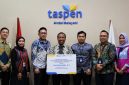 3. Penyerahan simbolis manfaat pensiun pejabat negara menjadi wujud kolaborasi PT Taspen dan Bank NTB Syariah dalam menghadirkan layanan berkelanjutan bagi masyarakat NTB.(Dok.Bank NTB Syariah)