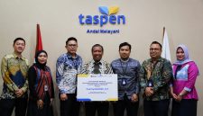 3. Penyerahan simbolis manfaat pensiun pejabat negara menjadi wujud kolaborasi PT Taspen dan Bank NTB Syariah dalam menghadirkan layanan berkelanjutan bagi masyarakat NTB.(Dok.Bank NTB Syariah)