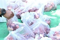 Pembagian daging qurban Program Tebar Qurban Insan Amanah 2026 oleh Bank NTB Syariah kepada masyarakat di Nusa Tenggara Barat. (Dok.Bank NTB Syariah)