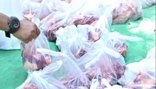 Pembagian daging qurban Program Tebar Qurban Insan Amanah 2026 oleh Bank NTB Syariah kepada masyarakat di Nusa Tenggara Barat. (Dok.Bank NTB Syariah)