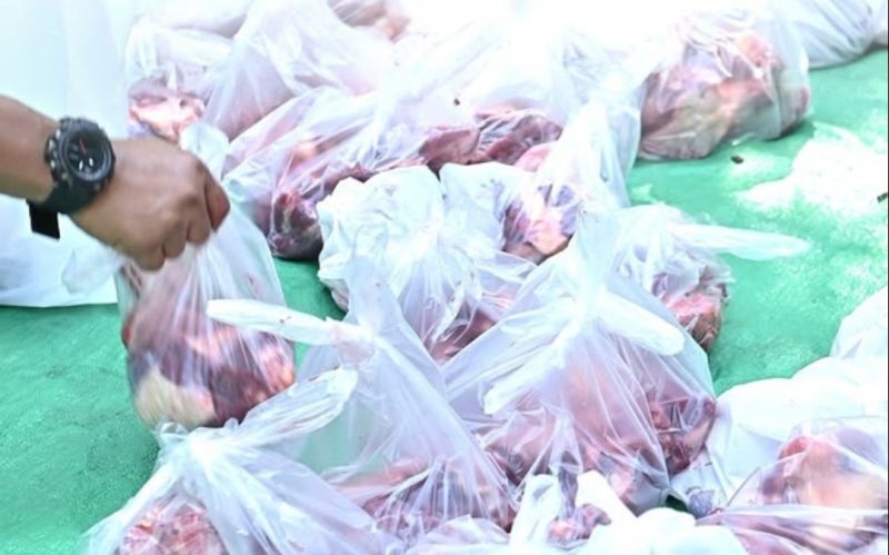 Pembagian daging qurban Program Tebar Qurban Insan Amanah 2026 oleh Bank NTB Syariah kepada masyarakat di Nusa Tenggara Barat. (Dok.Bank NTB Syariah)