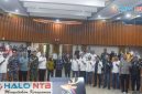 Pengurus KONI NTB, Pemprov, DPRD, dan jajaran panitia lintas sektor berfoto bersama usai rapat persiapan PORPROV XII NTB 2026 di Kantor Gubernur NTB, Mataram, Jumat (29/05/2026). (Foto: Diskominfotik NTB).