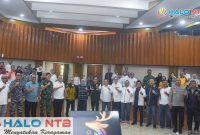 Pengurus KONI NTB, Pemprov, DPRD, dan jajaran panitia lintas sektor berfoto bersama usai rapat persiapan PORPROV XII NTB 2026 di Kantor Gubernur NTB, Mataram, Jumat (29/05/2026). (Foto: Diskominfotik NTB).