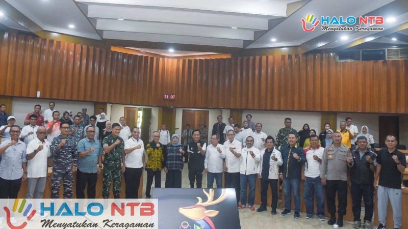Pengurus KONI NTB, Pemprov, DPRD, dan jajaran panitia lintas sektor berfoto bersama usai rapat persiapan PORPROV XII NTB 2026 di Kantor Gubernur NTB, Mataram, Jumat (29/05/2026). (Foto: Diskominfotik NTB).