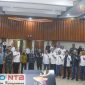 Pengurus KONI NTB, Pemprov, DPRD, dan jajaran panitia lintas sektor berfoto bersama usai rapat persiapan PORPROV XII NTB 2026 di Kantor Gubernur NTB, Mataram, Jumat (29/05/2026). (Foto: Diskominfotik NTB).