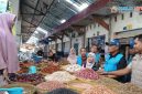 Pemprov NTB bersama Tim TPID saat melakukan pemantauan harga dan ketersediaan bahan pokok di pasar Kebon Roek, Mataram, Kamis (21/5/2026). (Foto: Istimewa).