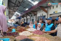 Pemprov NTB bersama Tim TPID saat melakukan pemantauan harga dan ketersediaan bahan pokok di pasar Kebon Roek, Mataram, Kamis (21/5/2026). (Foto: Istimewa).