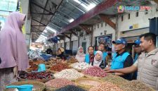 Pemprov NTB bersama Tim TPID saat melakukan pemantauan harga dan ketersediaan bahan pokok di pasar Kebon Roek, Mataram, Kamis (21/5/2026). (Foto: Istimewa).