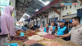 Pemprov NTB bersama Tim TPID saat melakukan pemantauan harga dan ketersediaan bahan pokok di pasar Kebon Roek, Mataram, Kamis (21/5/2026). (Foto: Istimewa).