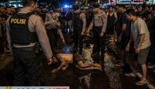 Ilustrasi foto terduga pelaku pencurian yang diamuk massa di Dusun Mapak Reong, Desa Kuranji Dalang, Kecamatan Labuapi, Lombok Barat. (Foto: AI).