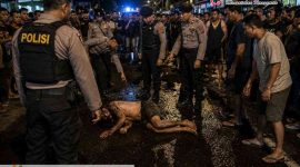 Ilustrasi foto terduga pelaku pencurian yang diamuk massa di Dusun Mapak Reong, Desa Kuranji Dalang, Kecamatan Labuapi, Lombok Barat. (Foto: AI).