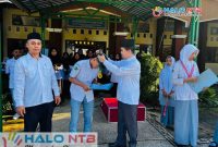 Kepala MAN Lombok Barat, H.Kemas Burhan saat memberikan Reward kepada Lalu Muhammad Rifqi Imamul Hak, yang berhasil menjadi Juara I Cabang Panjat Tebing dalam ajang O2SN Lombok Barat. (Foto: Istimewa).