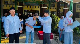 Kepala MAN Lombok Barat, H.Kemas Burhan saat memberikan Reward kepada Lalu Muhammad Rifqi Imamul Hak, yang berhasil menjadi Juara I Cabang Panjat Tebing dalam ajang O2SN Lombok Barat. (Foto: Istimewa).