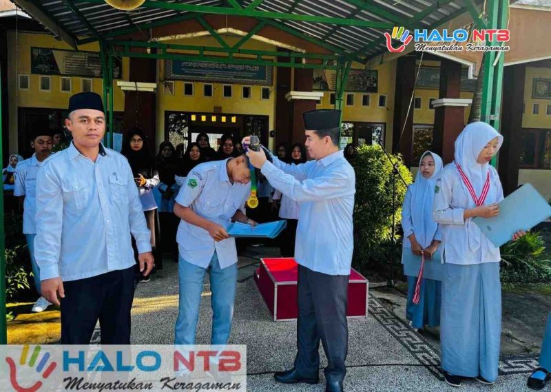 Kepala MAN Lombok Barat, H.Kemas Burhan saat memberikan Reward kepada Lalu Muhammad Rifqi Imamul Hak, yang berhasil menjadi Juara I Cabang Panjat Tebing dalam ajang O2SN Lombok Barat. (Foto: Istimewa).