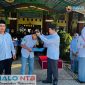 Kepala MAN Lombok Barat, H.Kemas Burhan saat memberikan Reward kepada Lalu Muhammad Rifqi Imamul Hak, yang berhasil menjadi Juara I Cabang Panjat Tebing dalam ajang O2SN Lombok Barat. (Foto: Istimewa).