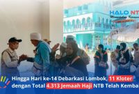 Momen petugas PPIH Lombok saat menyambut kedatangan jemaah haji Kloter 11 di Asrama Haji Mataram bersama. (Foto: Istimewa)